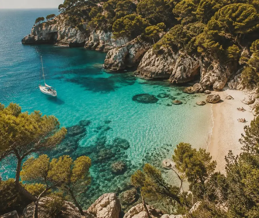 Verborgen baai op Ibiza met helder turquoise water